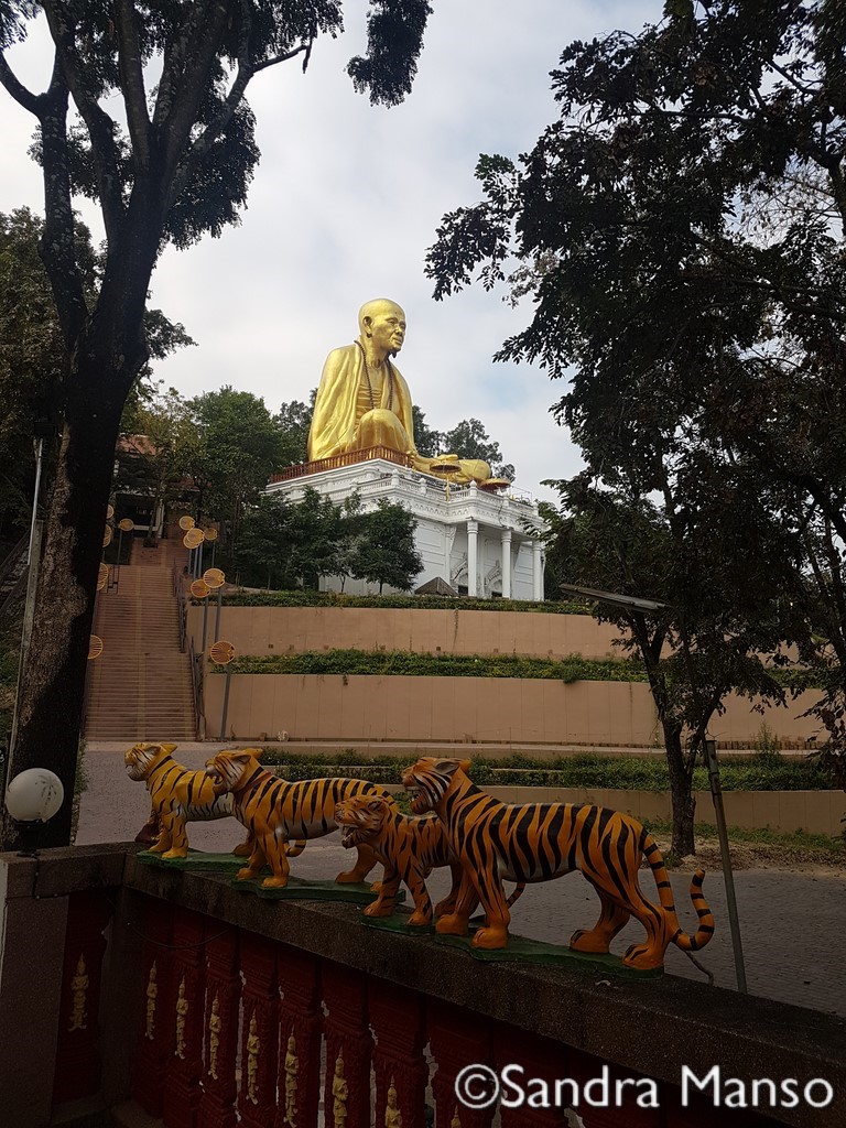 thaïlande temple moine architecte kruba Chiviha tigre