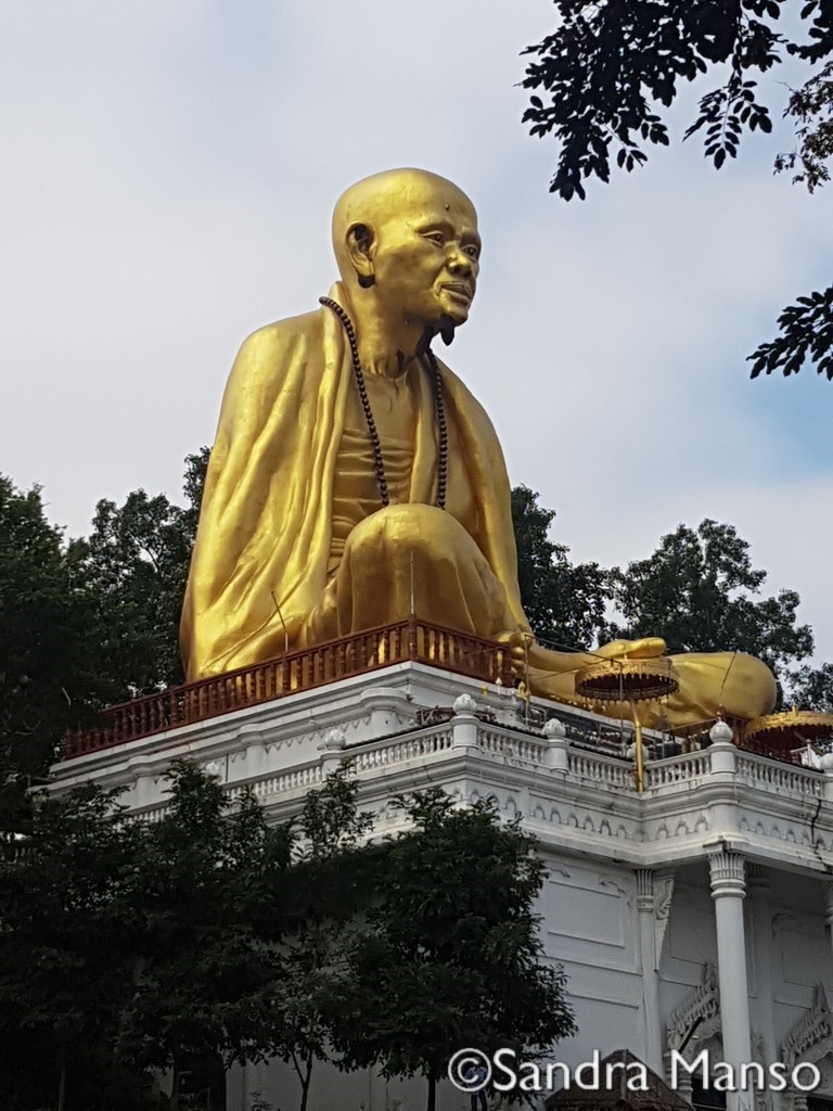 thaïlande temple moine architecte kruba Chiviha statue